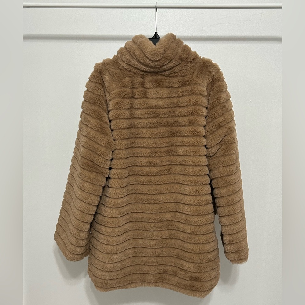 Carmen Marc Valvo faux fur coat in tan color - Picture 2 of 4